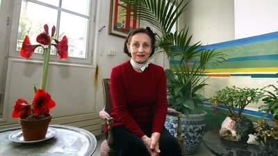 French painter Francoise Gilot poses at her atelier, in Paris, on April 6, 2004. She was Pablo Picasso's partner from 1946 to 1953, then pursued a career as a renowned artist after leaving him, has died aged 101, (JEAN-PIERRE MULLER / AFP) French painter Francoise Gilot poses at her atelier, in Paris, on April 6, 2004. She was Pablo Picasso's partner from 1946 to 1953, then pursued a career as a renowned artist after leaving him, has died aged 101, (JEAN-PIERRE MULLER / AFP)