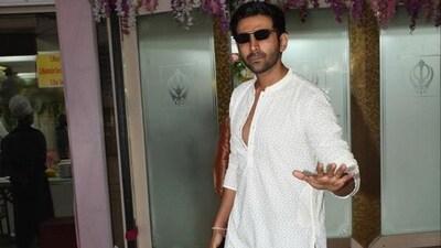 Kartik Aaryan, busy with the release of his upcoming film Satya Prem Ki Katha, donned a white kurta. He accessorised his look with black sunglasses and Kolhapuri chappals. Kartik Aaryan, busy with the release of his upcoming film Satya Prem Ki Katha, donned a white kurta. He accessorised his look with black sunglasses and Kolhapuri chappals.