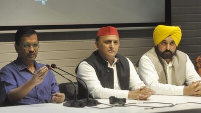 Delhi chief minister Arvind Kejriwal, Samajwadi Party president Akhilesh Yadav and Punjab CM Bhagwant Mann at a joint press conference in Lucknow on Wednesday. (Deepak Gupta/HT photo) Delhi chief minister Arvind Kejriwal, Samajwadi Party president Akhilesh Yadav and Punjab CM Bhagwant Mann at a joint press conference in Lucknow on Wednesday. (Deepak Gupta/HT photo)