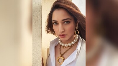 Tamannaah's makeup look featured a neutral-toned eyeshadow palette, winged eyeliner, voluminous mascara-coated lashes, contoured cheeks with a subtle hint of blush, and a lovely shade of pink lipstick. (Instagram/@tamannaahspeaks) Tamannaah's makeup look featured a neutral-toned eyeshadow palette, winged eyeliner, voluminous mascara-coated lashes, contoured cheeks with a subtle hint of blush, and a lovely shade of pink lipstick. (Instagram/@tamannaahspeaks)