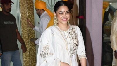 Sumona Chakravarti wore a simple white and golden suit, pants and a dupatta. She also opted for large earrings. Sumona smiled and posed for the paparazzi. Sumona Chakravarti wore a simple white and golden suit, pants and a dupatta. She also opted for large earrings. Sumona smiled and posed for the paparazzi.
