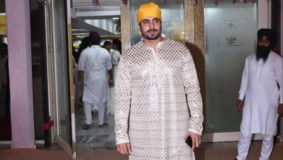 Sunny Singh, who will be seen in Om Raut's Adipurush, wore a cream and golden kurta, white trousers and black shoes. He smiled and posed for the paparazzi. Sunny Singh, who will be seen in Om Raut's Adipurush, wore a cream and golden kurta, white trousers and black shoes. He smiled and posed for the paparazzi.
