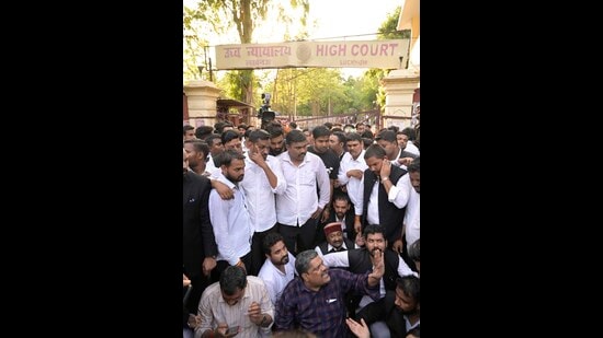 Lawyers Protesting outside Lucknow High Court. (Deepak Gupta)
