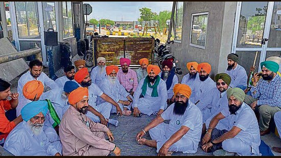 Members of Bhartiya Kisan Union (Charuni) during the protest at Ladhowal toll plaza in Ludhiana on Wednesday. (Manish/HT)