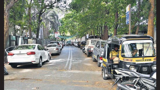 Mumbai, India - June 07, 2023: Vehiles parked on both the roadsides, at Bandra (East), in Mumbai, India, on Wednesday, June 07, 2023. (Photo by Vijay Bate/HT Photo) (HT PHOTO)