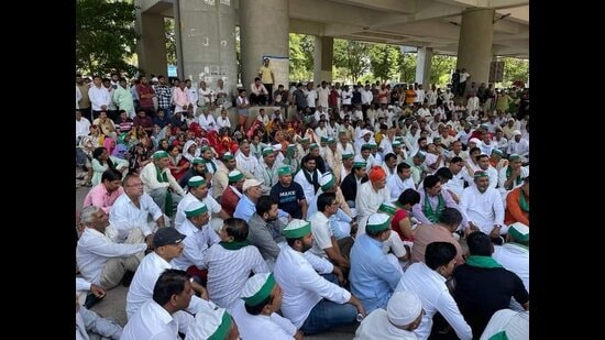 On Wednesday morning, the farmers persisted in gathering outside Gate No. 2 of the GNIDA office, while heavy police presence remains deployed at the location. (HT Photo)