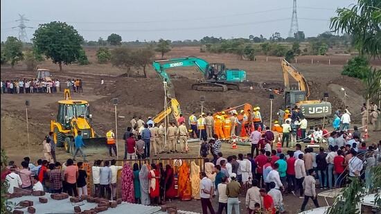 Sehore, June 06 (ANI): Rescue operations underway after a minor girl fell into a 300-feet deep borewell in Madhya Pradesh's Sehore on Tuesday. (ANI)