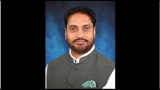 The vigilance bureau is probing the alleged mutation of a strip of land, stated to be 40 feet wide and 250 feet long, in Dairi village on Airport Road. The Mohali mayor, after appearing before the VB during the previous occasion, had maintained that the land was mutated by Paras Mahajan, his business partner for a real estate project. (HT File)