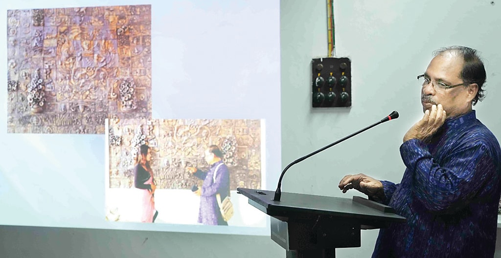 Sculptor Jayant Kumar Das talking about his works (HT Photo) Sculptor Jayant Kumar Das talking about his works (HT Photo)