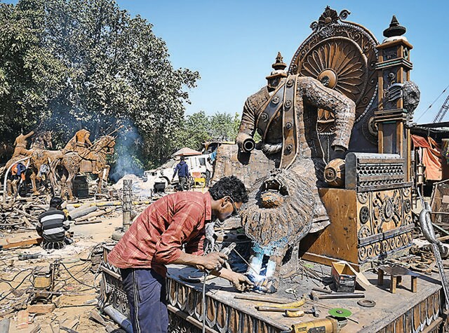 A welder works on a sculpture. (Ajay Aggarwal/HT Photo) A welder works on a sculpture. (Ajay Aggarwal/HT Photo)