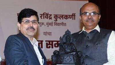 (Left) Professor Ravindra Kulkarni taking charge as MU VC from Prof D T Shirke. (HT Photo) (Left) Professor Ravindra Kulkarni taking charge as MU VC from Prof D T Shirke. (HT Photo)