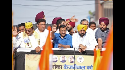 AAP national convenor and Delhi chief minister Arvind Kejriwal, along with Punjab chief minister Bhagwant Mann waves to supporters during a Tiranga Yatra in Jind on Thursday. (ANI) AAP national convenor and Delhi chief minister Arvind Kejriwal, along with Punjab chief minister Bhagwant Mann waves to supporters during a Tiranga Yatra in Jind on Thursday. (ANI)