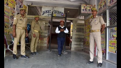Cops on alert in Prayagraj district court on Thursday. (HT) Cops on alert in Prayagraj district court on Thursday. (HT)