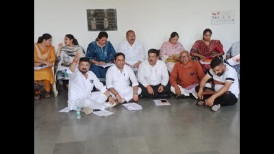 Councillors from the Bharatiya Janata Party and the Congress staging a sit-in near the gate of Panchayat Bhawan in Ambala on Thursday. (HT Photo)