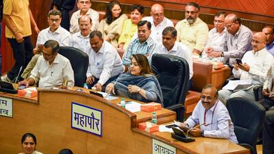 Delhi mayor Shelly Oberoi and MCD commissioner Gyanesh Bharti at the House meeting at the Civic Centre in New Delhi on Thursday. (Raj K Raj/HT Photo) Delhi mayor Shelly Oberoi and MCD commissioner Gyanesh Bharti at the House meeting at the Civic Centre in New Delhi on Thursday. (Raj K Raj/HT Photo)
