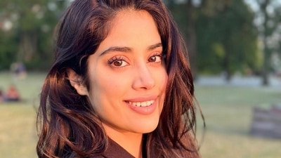 Janhvi Kapoor ditched heavy makeup and flaunted her naturally glowing skin. (Instagram/janhvikapoor) Janhvi Kapoor ditched heavy makeup and flaunted her naturally glowing skin. (Instagram/janhvikapoor)