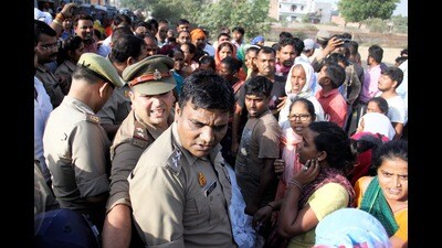 Locals and the bereaved family staged a protest with the body as cops tried to pacify the situation (HT Photo) Locals and the bereaved family staged a protest with the body as cops tried to pacify the situation (HT Photo)