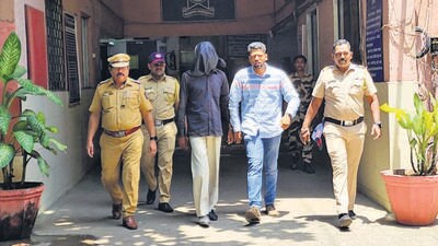 Manoj Sane, who works in the ration shop of Borivali, was identified with Saraswati 10 years ago... After killing Saraswati, he used to cut her into pieces and boil them in a cooker. Manoj Sane was in a relationship with Saraswati since 2014. The police have registered a case against the accused in this case under section 302, 201. The police produced him in the court on Thursday, June 8. Some parts of Saraswati Vaidh found from the kitchen of accused Manoj Sane's house. The accused has been given police custody by the police station till June 16. Pic by Azim Tamboli Manoj Sane, who works in the ration shop of Borivali, was identified with Saraswati 10 years ago... After killing Saraswati, he used to cut her into pieces and boil them in a cooker. Manoj Sane was in a relationship with Saraswati since 2014. The police have registered a case against the accused in this case under section 302, 201. The police produced him in the court on Thursday, June 8. Some parts of Saraswati Vaidh found from the kitchen of accused Manoj Sane's house. The accused has been given police custody by the police station till June 16. Pic by Azim Tamboli