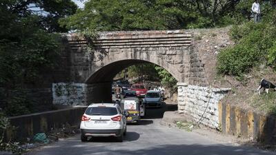 Many residents use these underpasses for commuting to Aundh, Baner, Bopodi, Yerawada and Ahmednagar Road areas. Even to commute to Lohegaon airport, residents use this route. (HT FILE PHOTO)