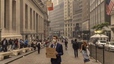 At least 100 million people across Canada and the United States were under pollution warnings after the smoke drifted hundreds of miles from Canada, the US Environmental Protection Agency (EPA) said. The smoke was flowing from dozens of wildfires in several Canadian provinces. (Bloomberg) At least 100 million people across Canada and the United States were under pollution warnings after the smoke drifted hundreds of miles from Canada, the US Environmental Protection Agency (EPA) said. The smoke was flowing from dozens of wildfires in several Canadian provinces. (Bloomberg)