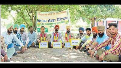 PAU non-teaching staff during the protest over regularisation in Ludhiana on Thursday. (HT Photo) PAU non-teaching staff during the protest over regularisation in Ludhiana on Thursday. (HT Photo)