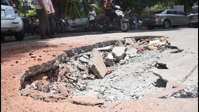 Partial cave-in of concrete road in Panchpakhadi, Thane (Praful Gangurde/HT PHOTO) Partial cave-in of concrete road in Panchpakhadi, Thane (Praful Gangurde/HT PHOTO)