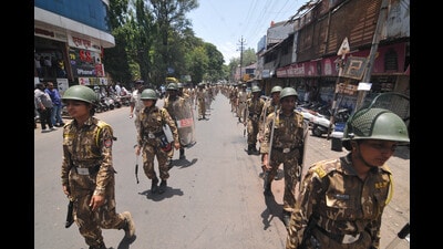 Police personnel during route march after clashes in Kolhapur on Thursday. (Anil Velhal/HT PHOTO) Police personnel during route march after clashes in Kolhapur on Thursday. (Anil Velhal/HT PHOTO)