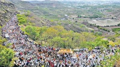 Pune, India - June 24, 2022: Devotees walk through the hills as Sant Dnyaneshwar Maharaj Palkhi passes through Dive Ghat from Pune to Pandharpur, in Pune, India, on Friday, June 24, 2022. (HT Photo) (Hindustan Times)