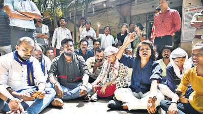 Relatives and friends of Govt Hostel rape victim, protested and demanded that case be registered against the Warden of Savitri Devi Phule Mahila Chhatralaya, at Marine Drive Police Station in Mumbai, India, on Thursday. (Anshuman Poyrekar/ Hindustan Times) Relatives and friends of Govt Hostel rape victim, protested and demanded that case be registered against the Warden of Savitri Devi Phule Mahila Chhatralaya, at Marine Drive Police Station in Mumbai, India, on Thursday. (Anshuman Poyrekar/ Hindustan Times)