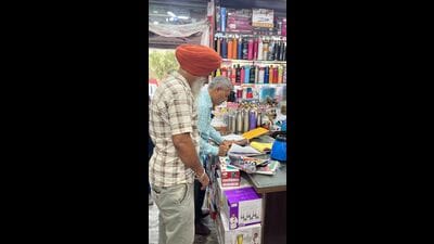 Staff from Mohali MC’s enforcement wing issuing challans to violators on Thursday. (HT Photo) Staff from Mohali MC’s enforcement wing issuing challans to violators on Thursday. (HT Photo)