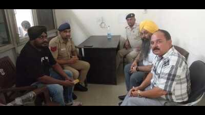 The AAP councillor Jasbir Singh Laddi (in yellow turban) and two party members were detained at the Sector 34 police station in Chandigarh. (HT Photo) The AAP councillor Jasbir Singh Laddi (in yellow turban) and two party members were detained at the Sector 34 police station in Chandigarh. (HT Photo)