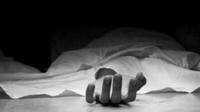 The deceased’s wife said that even as her husband was feeling chest pains and experiencing severe breathing difficulty, the cab driver did not let them go without paying the fare. (Representational image)