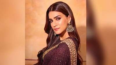 Kriti's makeup featured brown eyeshadow, kohled eyes, mascara-coated lashes, contoured cheeks, highlighter, dewy base, and a nude pink lipstick. (Instagram/@sukritigrover) Kriti's makeup featured brown eyeshadow, kohled eyes, mascara-coated lashes, contoured cheeks, highlighter, dewy base, and a nude pink lipstick. (Instagram/@sukritigrover)