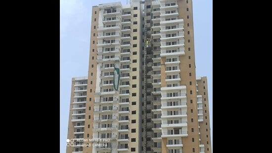 A building of Silicon City in Sector 76, Noida, which will be undergoing a structural audit. (HT Photo)