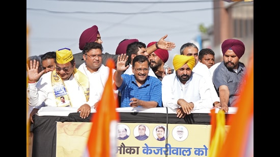 AAP national convenor and Delhi chief minister Arvind Kejriwal, along with Punjab chief minister Bhagwant Mann waves to supporters during a Tiranga Yatra in Jind on Thursday. (ANI)