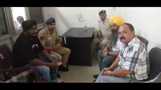 The AAP councillor Jasbir Singh Laddi (in yellow turban) and two party members were detained at the Sector 34 police station in Chandigarh. (HT Photo)