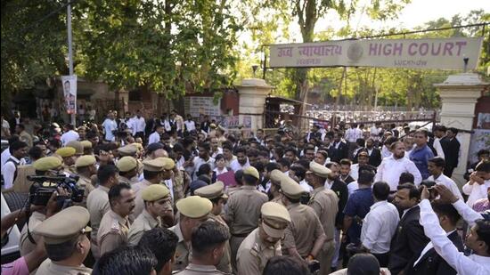 The scene outside the Lucknow court premises after the killing of gangster Sanjeev Maheshwari alias Jeeva. (HT FILE PHOTO)