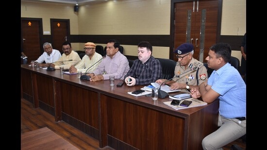 U.P. energy and urban development minister AK Sharma at a meeting with officials in Varanasi on June 8. (HT photo)