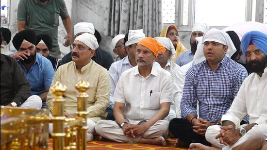 Union minister for external affairs S Jaishankar meets with Afghan Sikh refugees at a gurdwara in New Delhi on Thursday. (HT File)