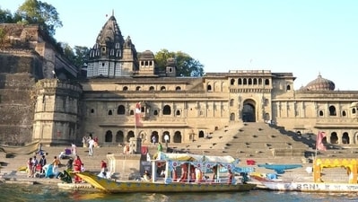 Maheshwar: Maheshwar is a hill town with a rich historical and spiritual heritage. Adorned with ancient temples, magnificent forts, and intricately carved ghats, it offers a perfect blend of architectural marvels and natural beauty. Witness the evening aarti on the riverbank, explore the grand Maheshwar Fort, and soak in the ethereal charm of Maheshwar. (Pinterest) Maheshwar: Maheshwar is a hill town with a rich historical and spiritual heritage. Adorned with ancient temples, magnificent forts, and intricately carved ghats, it offers a perfect blend of architectural marvels and natural beauty. Witness the evening aarti on the riverbank, explore the grand Maheshwar Fort, and soak in the ethereal charm of Maheshwar. (Pinterest)