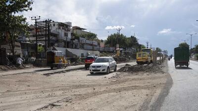 Incomplete work of service road near Navale bridge to Katraj Chowk causes traffic snarls. (Pratham Gokhale/HT Photo)