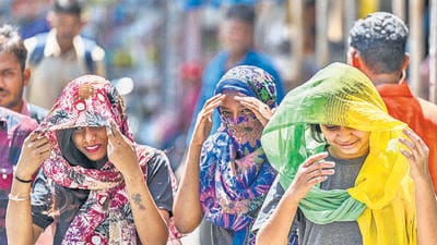 Mumbai, India - May 31, 2023: Girls are covered her heads in the afternoon heat at Parel in Mumbai, India, on Wednesday, May 31, 2023. (Photo by Satish Bate/ Hindustan Times) (Hindustan Times)