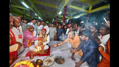 Samajwadi Party chief Akhilesh Yadav offered prayers at Chakratirtha in Sitapur on June 9. (Sourced)