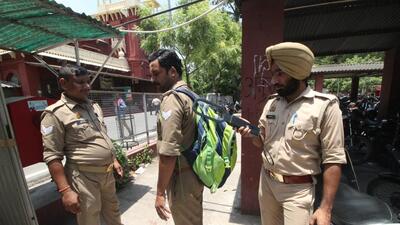 Security personnel on the Lucknow district court campus. (HT Photo) Security personnel on the Lucknow district court campus. (HT Photo)