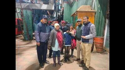 The tourists, on a visit to the picturesque Affarwat mountain using a cable car lift, were not able to return as the lift developed a snag. (HT Photo) The tourists, on a visit to the picturesque Affarwat mountain using a cable car lift, were not able to return as the lift developed a snag. (HT Photo)