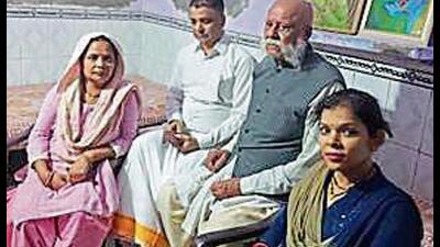 Uday Pratap Singh with VVSS chief JItendra Singh Visen and family members. (SOURCED) Uday Pratap Singh with VVSS chief JItendra Singh Visen and family members. (SOURCED)