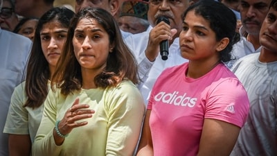 Wrestlers and Delhi Police clarified that the woman wrestler did not go to Brij Bhushan's house, but was taken by the police for investigation Wrestlers and Delhi Police clarified that the woman wrestler did not go to Brij Bhushan's house, but was taken by the police for investigation