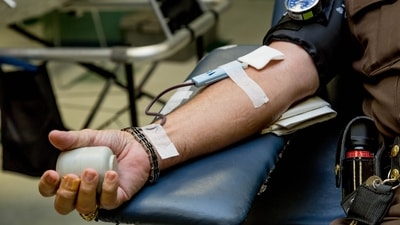 Screening and Health Check: Before donating blood, donors undergo a thorough screening process. This includes a check of blood pressure, temperature, hemoglobin levels, and infectious diseases. The screening provides an opportunity to detect any underlying health conditions and can serve as an early warning for potential health issues. (Pixabay)