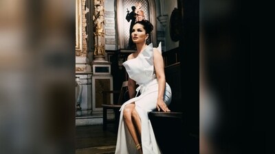 She opted for a natural makeup look with nude eyeshadow, winged eyeliner, mascara-coated lashes, contoured cheeks, and a burgundy lipstick. (Instagram/@sunnyleone) She opted for a natural makeup look with nude eyeshadow, winged eyeliner, mascara-coated lashes, contoured cheeks, and a burgundy lipstick. (Instagram/@sunnyleone)