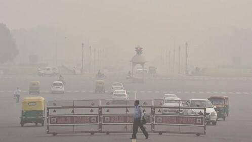 Delhi’s smog-heavy air resulted in low visibility at Raisina Hill. (Sonu Mehta/HT Photo) Delhi’s smog-heavy air resulted in low visibility at Raisina Hill. (Sonu Mehta/HT Photo)